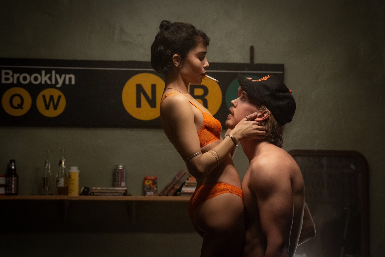 First Look At Austin Butler & Zoë Kravitz In ‘Caught Stealing’