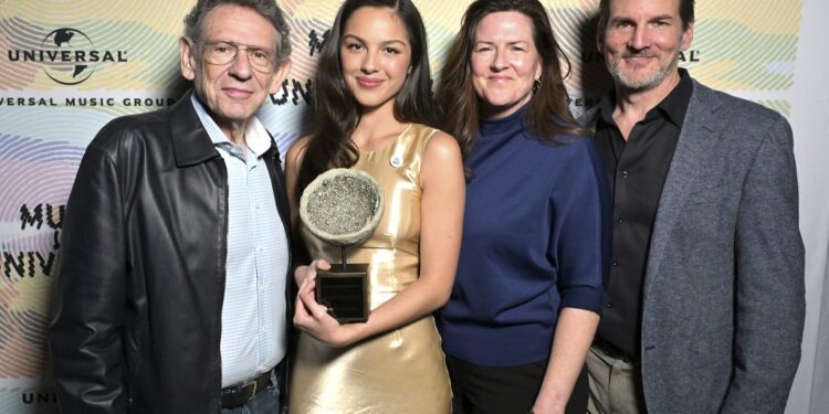 Olivia Rodrigo Honored with Fourth Annual Universal Music Group x REVERB Amplifier Award for Driving Positive Change