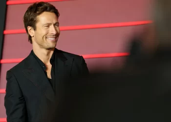 First Look At Glen Powell & Judd Apatow’s Comedy Movie