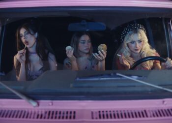 Teaser: Sabrina Carpenter Recruits Madelyn Cline & Margaret Qualley for ‘House Tour’