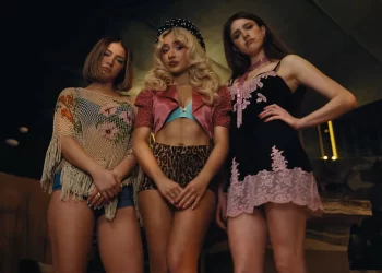WomenOutLoud! : Sabrina Carpenter, Margaret Qualley, Madelyn Cline Team Up For “House Tour” Music Video