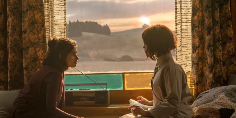 First Look Footage Of Jenna Ortega & Taika Waititi’s Sci-Fi Movie ‘Klara and the Sun’