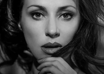 The Review: ‘Unravel Me: Tina Arena’ — An Unflinching Portrait of an Australian Icon